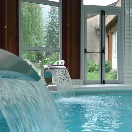 Le Petit Nid Rouge * Ustou