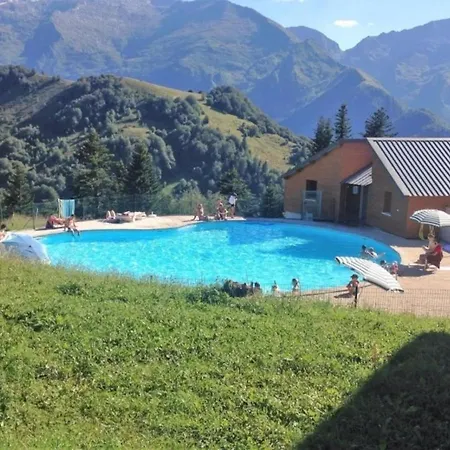 Le Petit Nid Rouge * Ustou